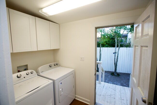 Building Photo - 813 Leontine St