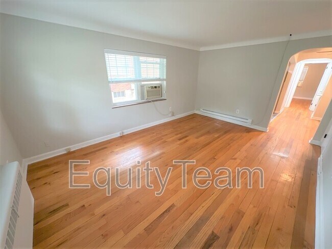 Building Photo - 2769 Losantiville Ave