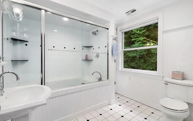 Building Photo - 777 Armonk Rd