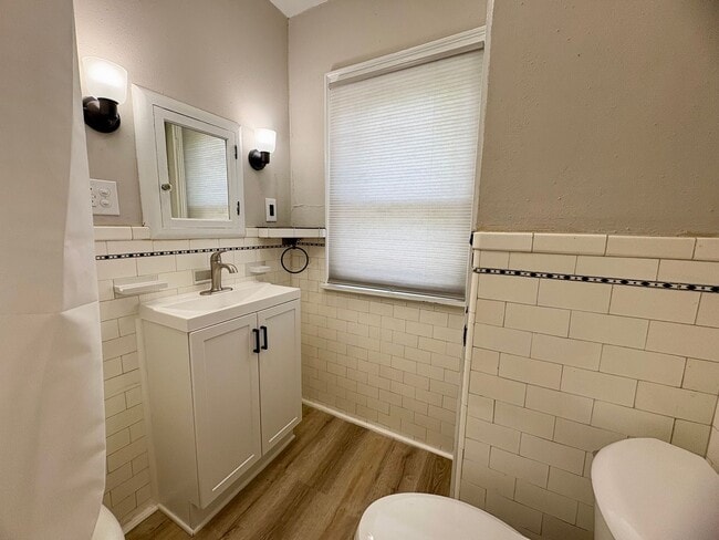 Building Photo - 3 Bedroom 1 Bathroom in York with Sunroom,...