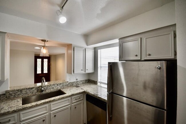 Building Photo - 4404 Basswood Ln