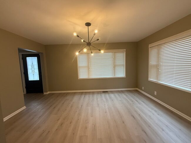 Building Photo - 10S328 Jamie Ln