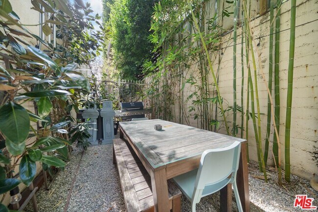 Building Photo - 1145 Larrabee St