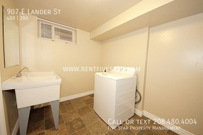 Building Photo - 907 E Lander St