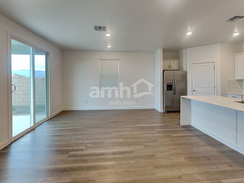 Building Photo - 9568 E Friedel Dr