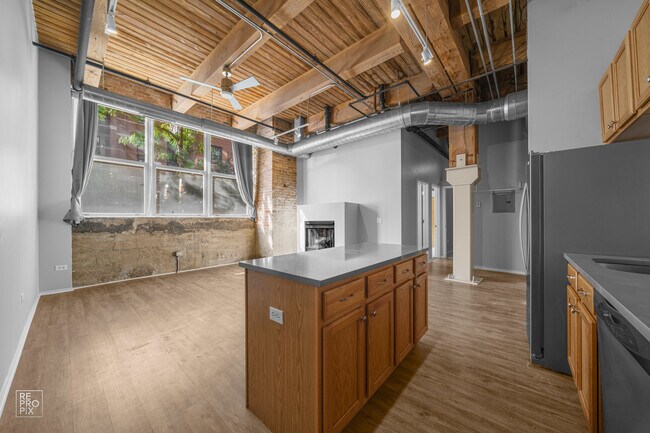 Building Photo - 1500 W Monroe St