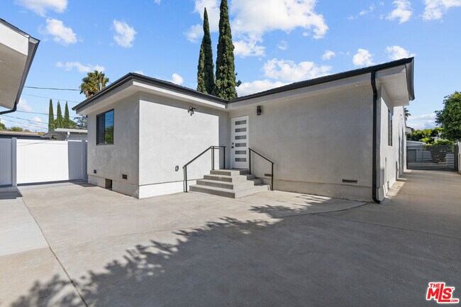 Building Photo - 15153 La Maida St