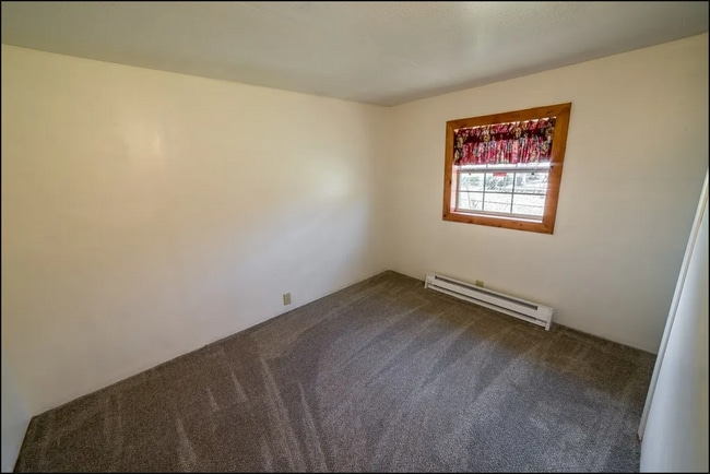 Building Photo - 15 E Birch Dr
