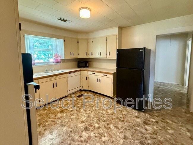 Building Photo - 123 Melrose St