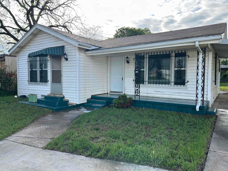 Building Photo - 1008 Pecan Ave