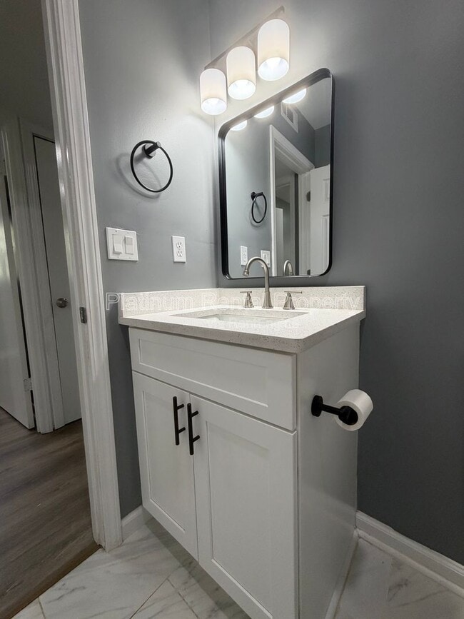 Building Photo - 1492 Waverly Way