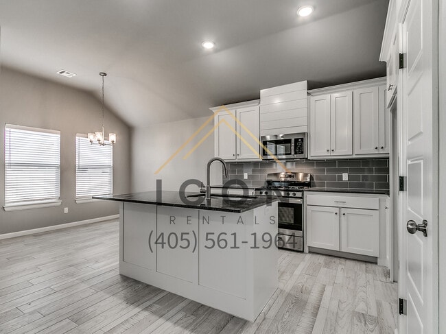 Building Photo - 4512 Oasis Ln