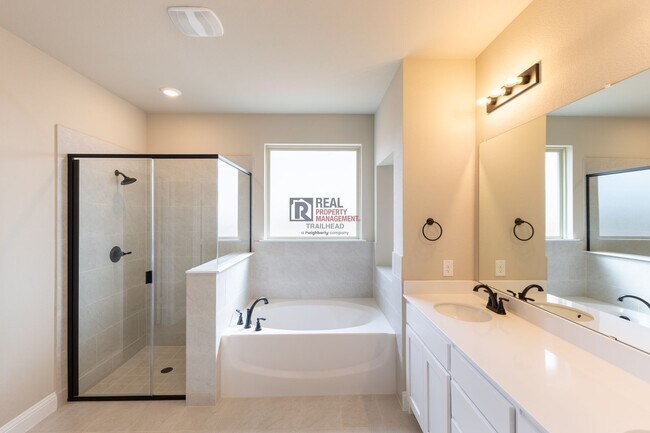 Building Photo - Well-Designed 3 Bed/2 Bath Home with Bonus Office