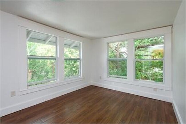 Building Photo - CHARMING 2 BEDROOM, 1 BATH HOME WITH SPACIOULS COURTYARD