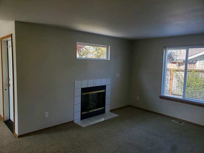 Building Photo - **PENDING APP**Beautiful 3 Bed 2.5 Bath in...