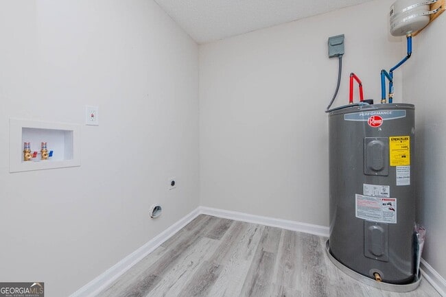 Building Photo - 3584 Log Cabin Dr