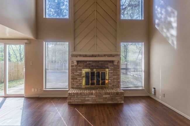 Building Photo - 3901 Knollwood Dr