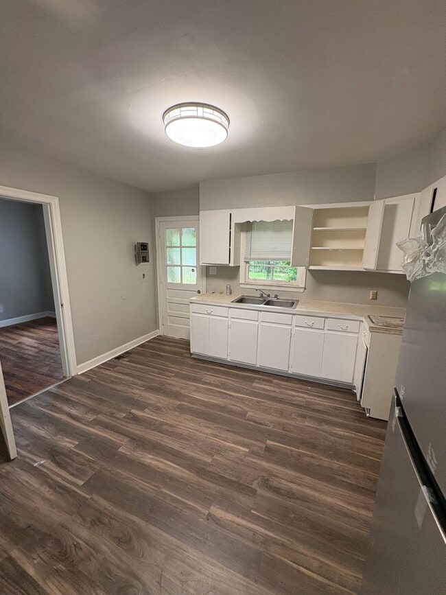 Building Photo - 3 Bedroom 1 Bath
