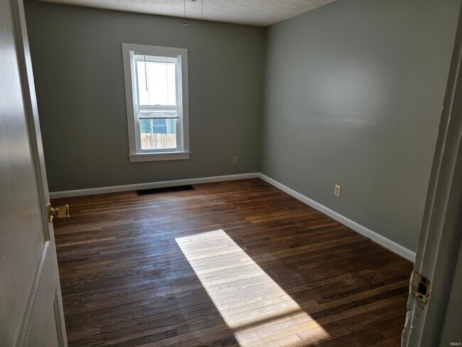Building Photo - 506 E Hillside Dr