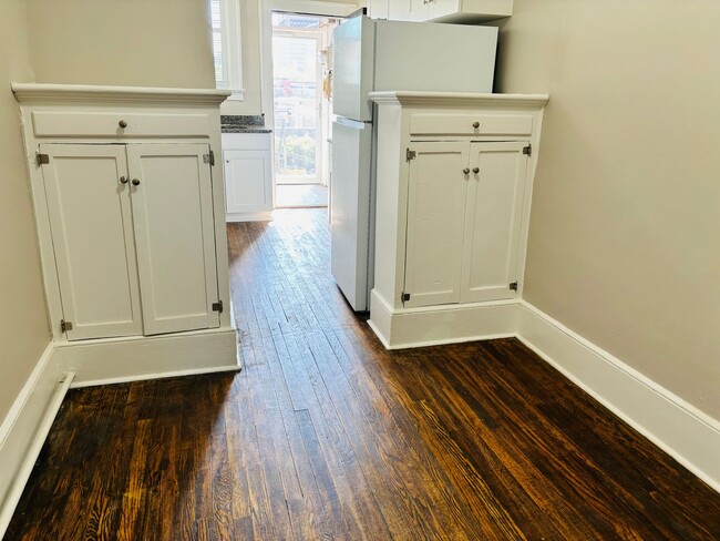 Building Photo - Charming Apartment Downtown Columbia