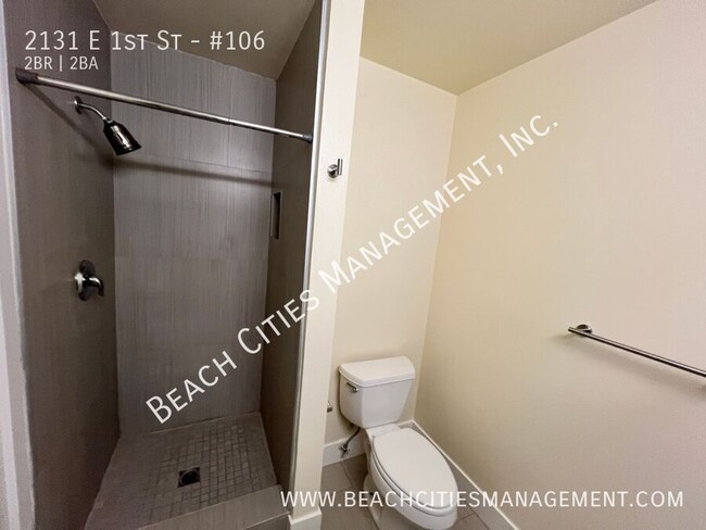 Building Photo - Condo located One Block from the Beach wit...