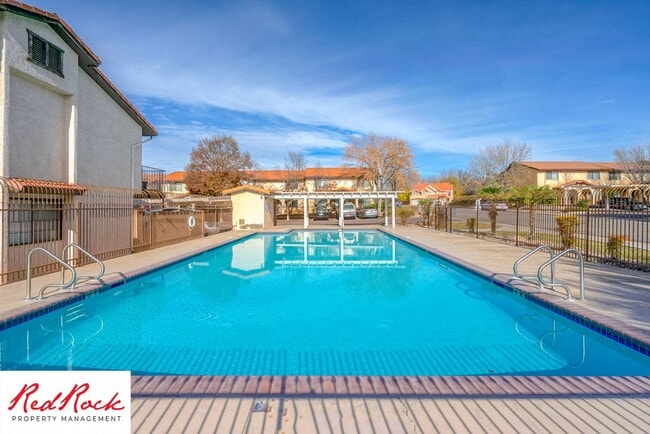 Building Photo - Charming 2 Bedroom Townhome