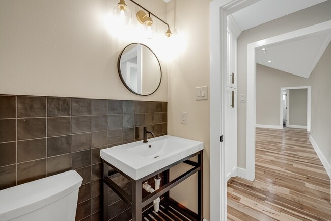 Building Photo - 403 Moody St