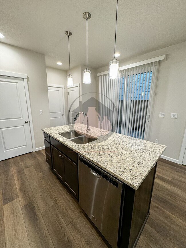 Building Photo - Adorable Dallas Townhome - Coming Available Early July