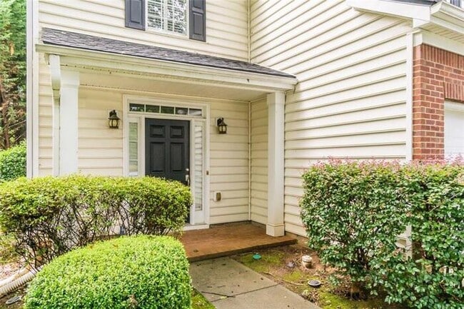 Building Photo - Alpharetta 4 bedroom home with large fenced in backyard