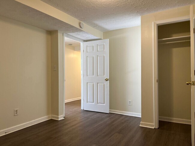 Building Photo - Spacious 3/2 Duplex Unit w/ Bonus Room Min...