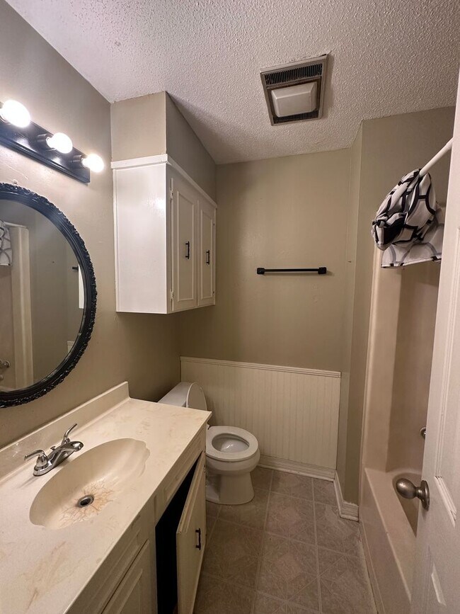 Building Photo - Beautiful 3 Bedroom Southern Hills Home