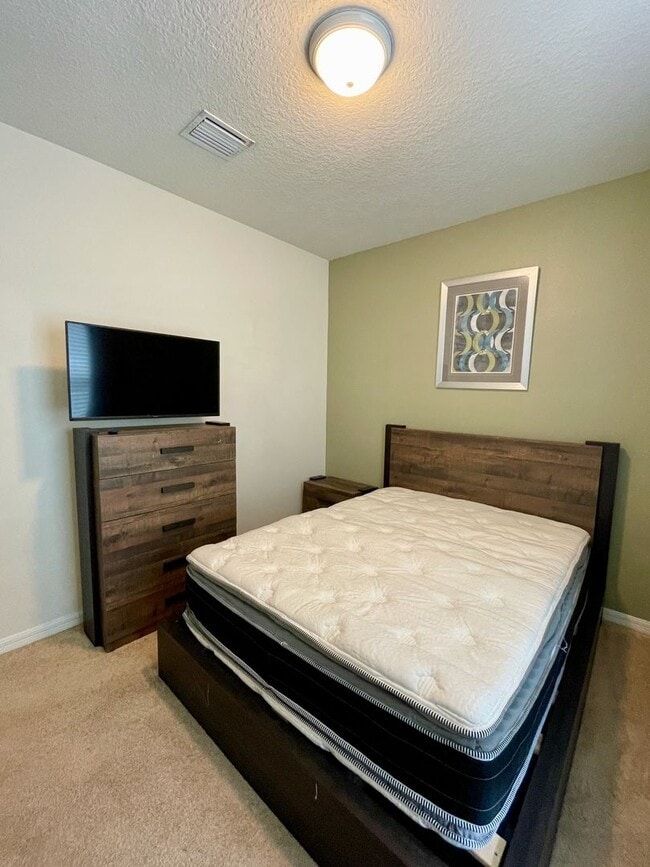 Building Photo - Spacious 5-Bed / 4.5-Bath Townhome w/ Private Pool & Sundeck in Gated Oakmont at Solterra Near Di...