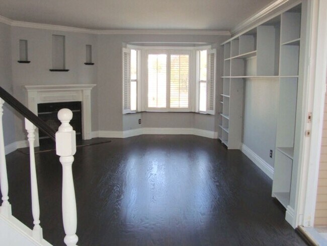Building Photo - STUNNING TOWNHOME 2 BED 2.5 BATH 2 CAR GARAGE NORTH PARK/HILLCRES