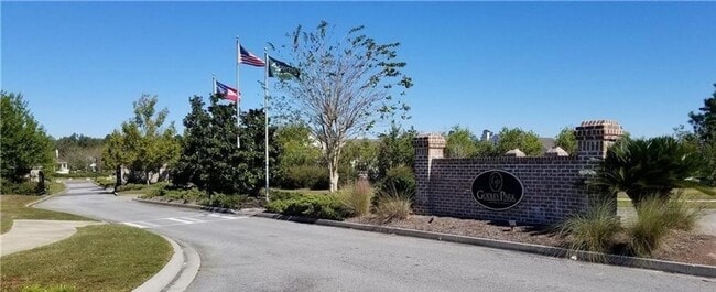 Building Photo - BEAUTIFUL HOME IN GODLEY PARK