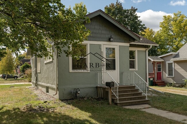 Building Photo - Furnished SE Rochester Home Available Now!