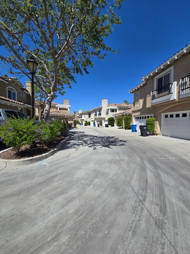 Building Photo - Large and spacious 3 bedroom townhouse with garage!