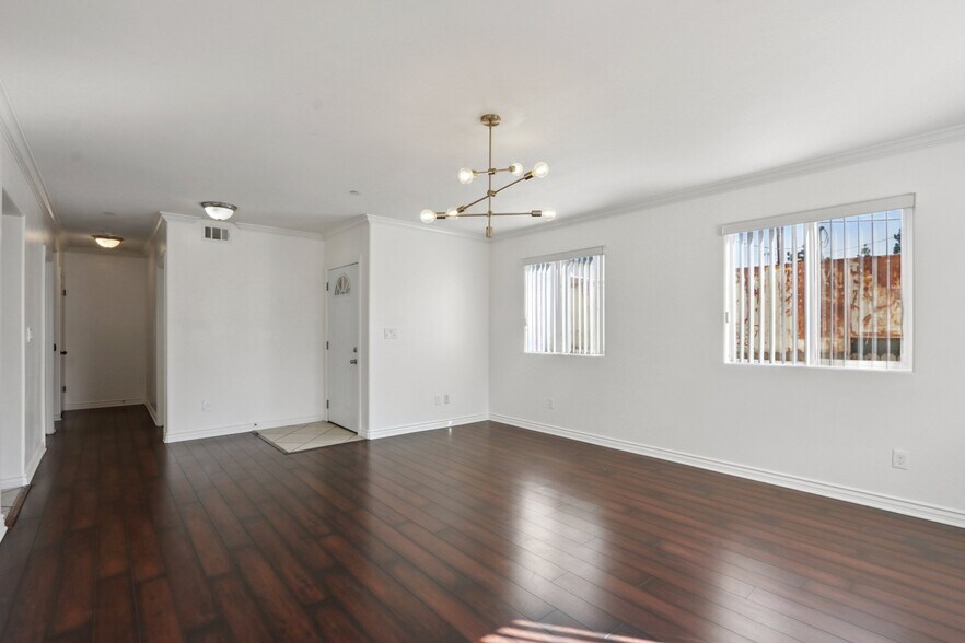 Building Photo - 1616 W 39th Pl