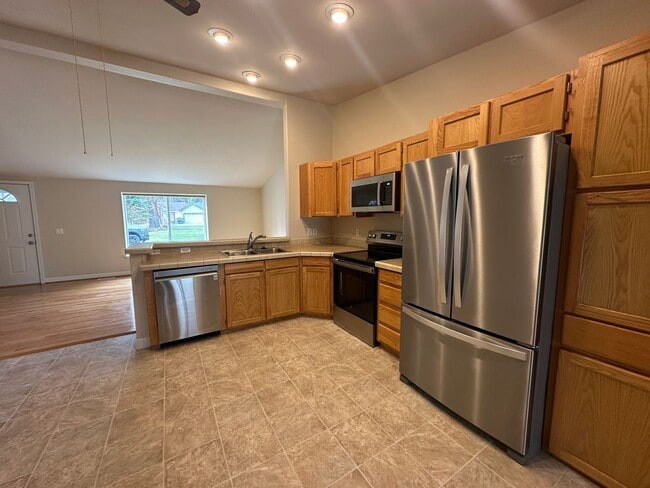 Building Photo - 3 Bedroom / 2 Bathroom Home in The Gated T...