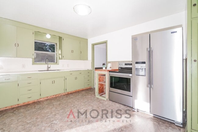 Building Photo - Spacious, clean, updated home ready now! $400 Off First Month´s Full Rent