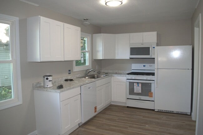 Building Photo - Great 2 Bed 1 Bath House!