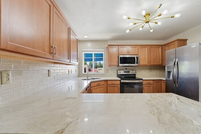 Building Photo - Fully Updated 2 Bed Mesa Condo | Quartz Counters + Pool & Spa