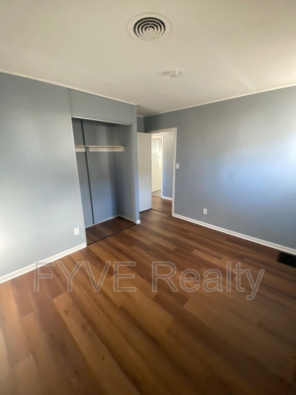 Building Photo - 968 Duxberry Ave