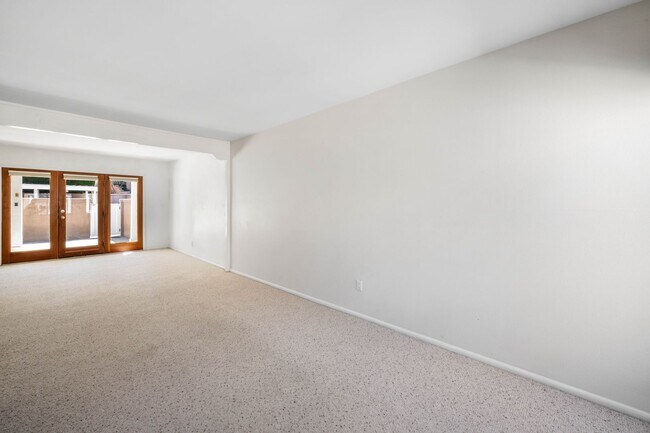 Building Photo - 1 MO. FREE RENT! Two-Bedroom El Matador Condo