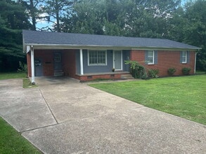 Building Photo - 3 Bedroom, 2 Bath Home!