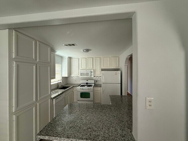 Building Photo - 615 Coral St