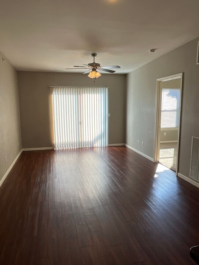 Building Photo - 2 BEDROOM, 2 BATH GREAT LOCATION