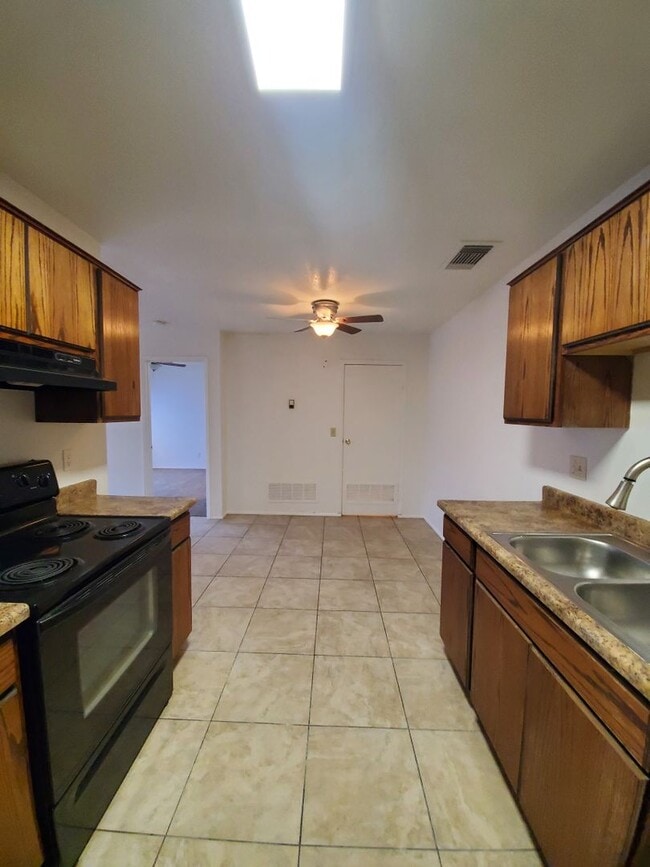 Building Photo - Shadow Mountain 2 Bedroom 2 Bath Single-Level Townhome with Fireplace & Pool