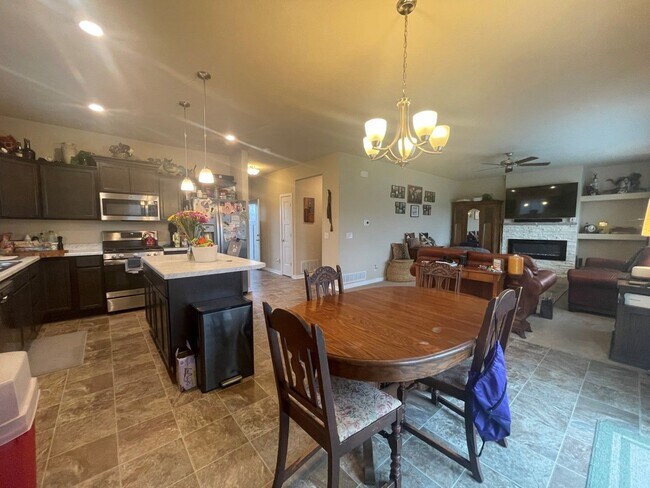 Building Photo - Bellevue Home For Rent!