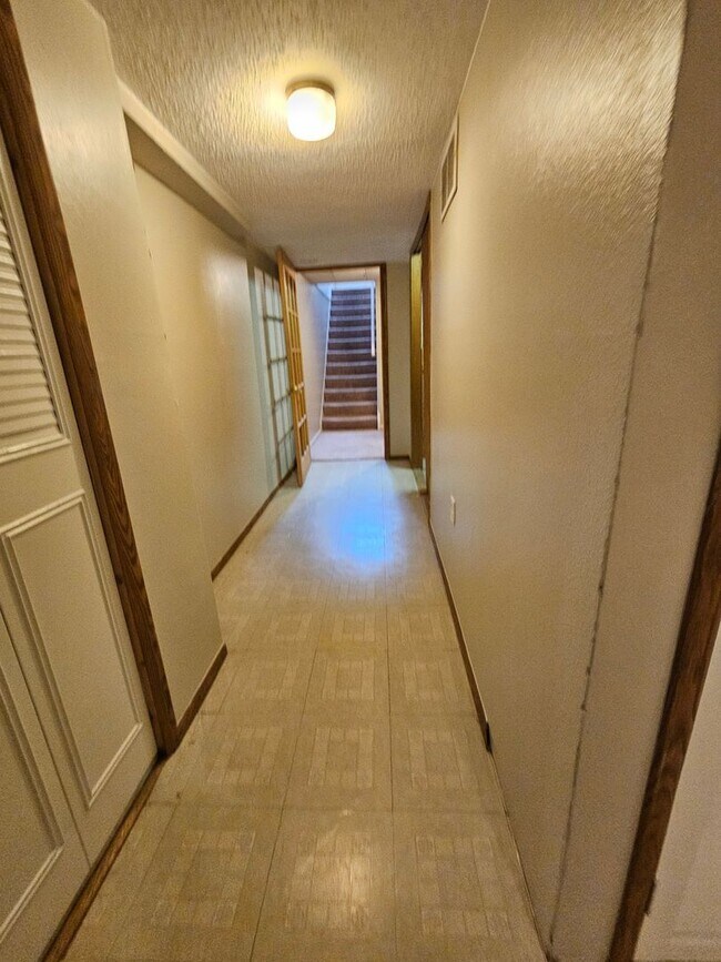 Building Photo - Virginia Village 4 Bed 3 Baths Large Yard Attached Garage Super Spacious!