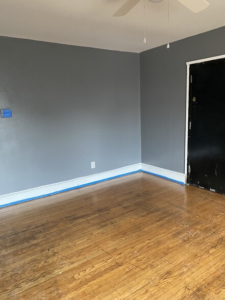 Living Room - 1921 W Chew St